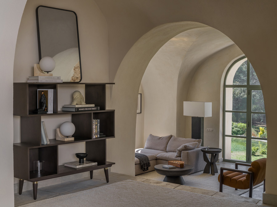 Камерная гостиная с видом на сад, рекламная съемка для Dantone Home