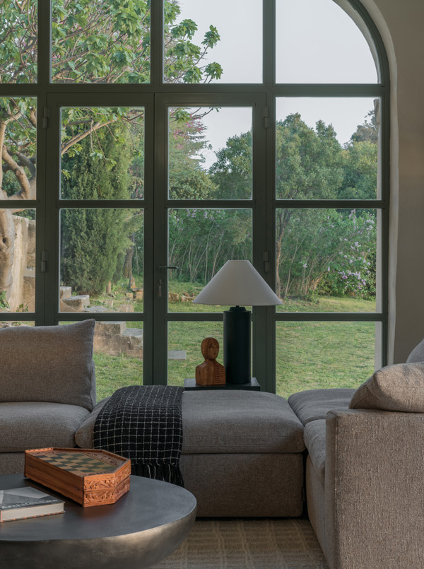 Камерная гостиная с видом на сад, рекламная съемка для Dantone Home