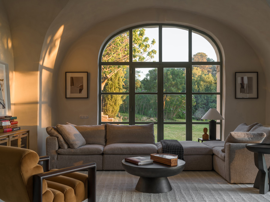 Камерная гостиная с видом на сад, рекламная съемка для Dantone Home